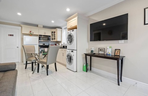 Upper Lonsdale House | Quiet 1BD in North Vancouver