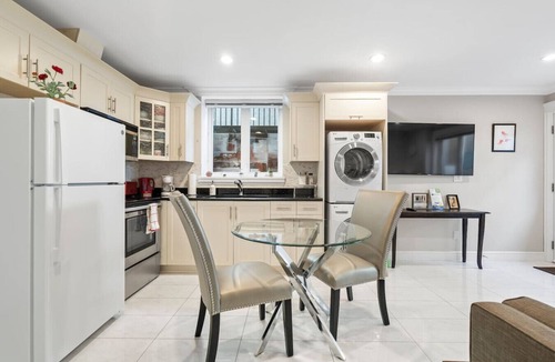 Upper Lonsdale House | Quiet 1BD in North Vancouver
