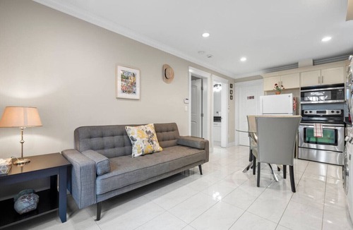 Upper Lonsdale House | Quiet 1BD in North Vancouver