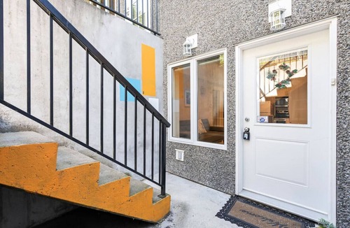 Upper Lonsdale House | Quiet 1BD in North Vancouver