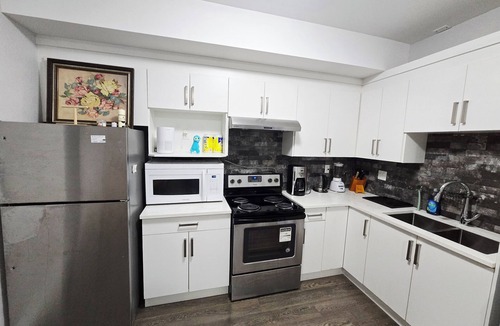 Surrey House | Quiet 2-Bedroom Garden Suite