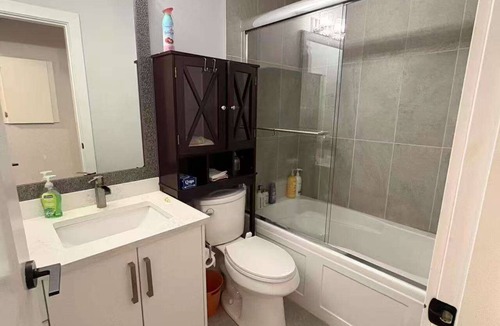 Surrey House | Quiet 2-Bedroom Garden Suite
