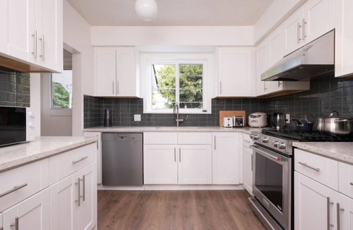 Dunbar House | Quiet 5 BR 7 bed Escape w/sunny Deck near UBC