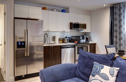 Brossard Apartment | Quiet apartment 15 min to Montreal - Free Parking