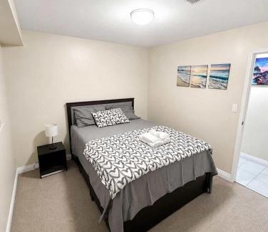 Sunset House | Quiet & Bright Basement Suite near Fraser Street