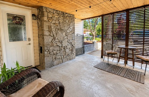 Coquitlam House | Quiet & Cozy Garden Retreat with Free Parking