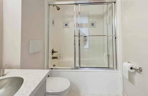 Broadmead House | Quiet Private Room with Ensuite - Broadmead 908