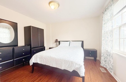 Thornhill House | Quiet Queen Bedroom near Steeles Bayview