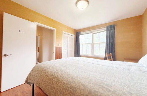 Thornhill House | Quiet Queen Bedroom near Steeles Bayview
