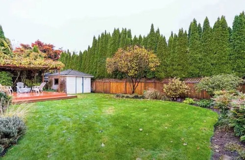 Surrey Newton House | Quiet Queen Bedroom with Ensuite Bathroom