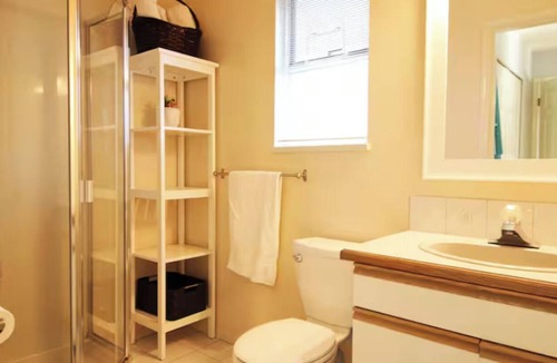 Surrey Newton House | Quiet Queen Bedroom with Ensuite Bathroom