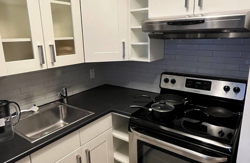Downtown Toronto Apartment | Quiet room near college station