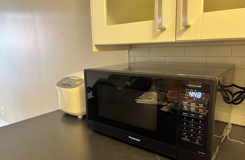Downtown Toronto Apartment | Quiet room near college station