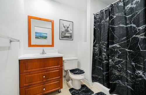 Quartier des Spectacles Apartment | Quiet studio For 2 Guest With Parking