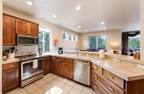 Bend House | Quinn Creek - Gorgeous and Updated! Perfect Location in NW Bend, Pool Table, 20 Min To Bachelor!