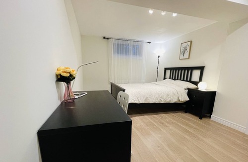 Lakeview House | R#2 - A spacious & modern bedroom with shared bathroom