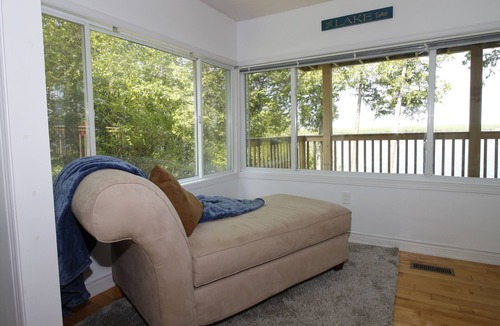 Dunsford Cottage | R & R Hideaway Relax with the whole family at this peaceful lake front cottage.