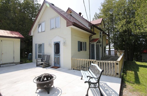 Dunsford Cottage | R & R Hideaway Relax with the whole family at this peaceful lake front cottage.