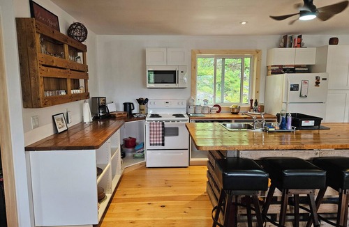 The Archipelago Cottage | R & R Retreat on Five Mile Bay - Only 9 minutes from Parry Sound.