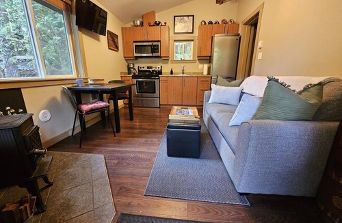 Port Renfrew Cabin | Rachael's Retreat, Wood Stove & Fire Pit, Access to Botanical Beach and Sombrio