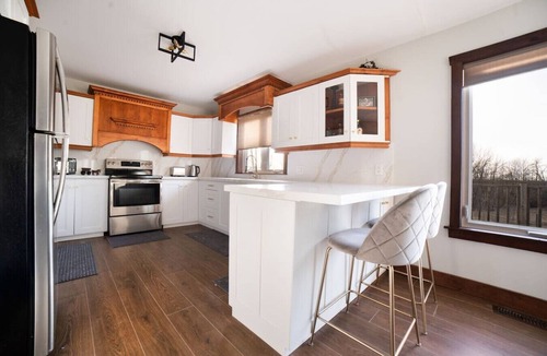 Ramara House | Rama Ridge with Basketball Court, Hot Tub, Sauna