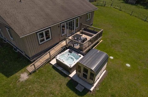 Ramara House | Rama Ridge with Basketball Court, Hot Tub, Sauna