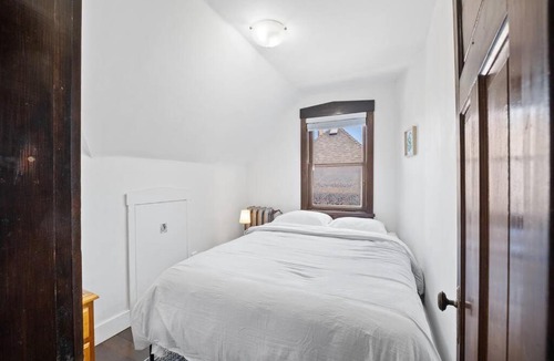 Kitsilano Apartment | Rare find in Kitsilano!