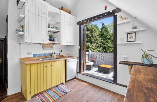 Kitsilano Apartment | Rare find in Kitsilano!