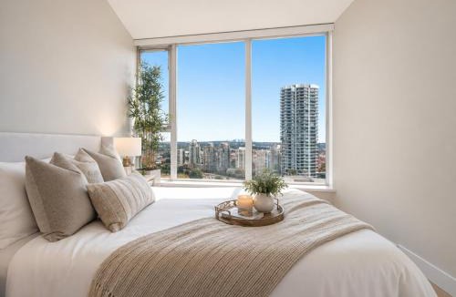 Crosstown Apartment | Rare Gastown 2 Bedroom Suite Steps to Harbour Seawall and Downtown Core