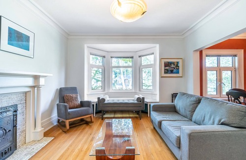 High Park-Swansea House | Rare High Park Bright Large 1+Den