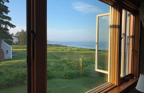 New Harbor House | Rare Mid-August Opening: Waterfront Home with Hot Tub, Beach Access & Bay Views