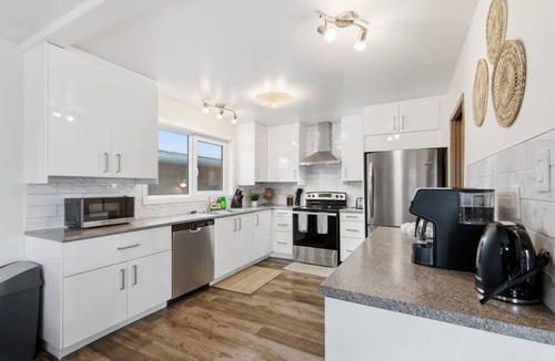 Southeast Edmonton House | Ravine – Central 5BR Home Near Whyte Ave
