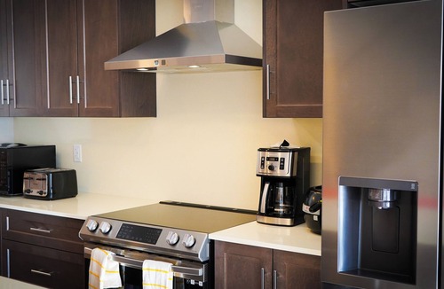 Mount Pleasant House | Ravine lot Luxurious 3 plus 1 bedrooms sleeps 8 to 10, townhouse in Brampton ON