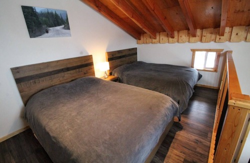 Anahim Lake House | Red Cariboo Resort - Lake View Apartment