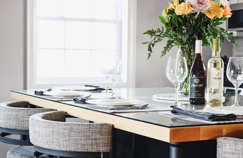 Beamsville House | Red Haven Hideaway is a renovated barn nestled in the Niagara's wine country