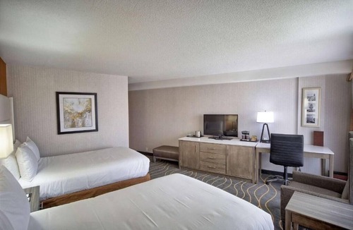 South Portland Hotel | Relax Near Old Port Portland l w/Heated Indoor Pool & Free Parking