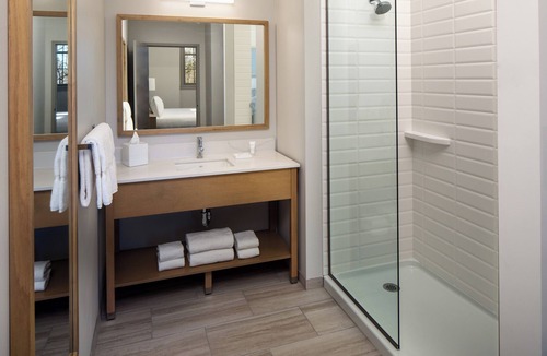 Orono Hotel | Relaxing Getaway at Umaine! Gym Access w/Free Parking! Pet Friendly!