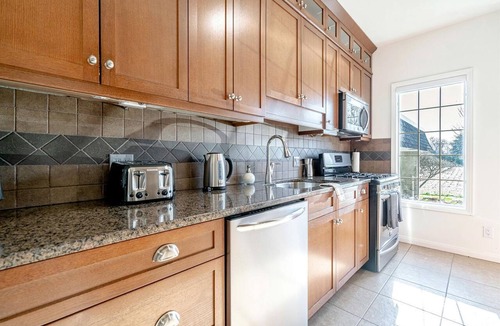 Kingsville House | Relaxing Luxury Stay with Spa Bath, Pool Loungers & Outdoor Fire Pit in Ontario, Canada