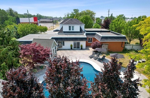 Kingsville House | Relaxing Luxury Stay with Spa Bath, Pool Loungers & Outdoor Fire Pit in Ontario, Canada