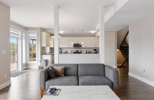 Colborne House | Relaxing Retreat Office, Patio, Nature and Netflix