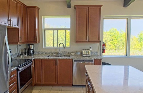 The Blue Mountains Ski Chalet | Remodeled 6 Bedroom Chalet, Hot-Tub Near Village