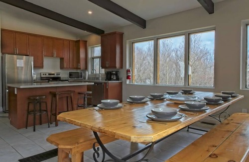 The Blue Mountains Ski Chalet | Remodeled 6 Bedroom Chalet, Hot-Tub Near Village