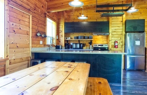 The Blue Mountains Ski Chalet | Renovated 6 Bedroom Chalet Hot-Tub/Near Village
