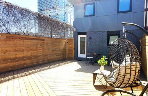 Swansea Apartment | Renovated Guest Suite Near The Lake & High Park!