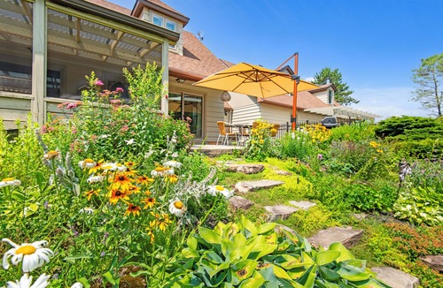 Lachute House | Renovated vintage cottage spa pool river