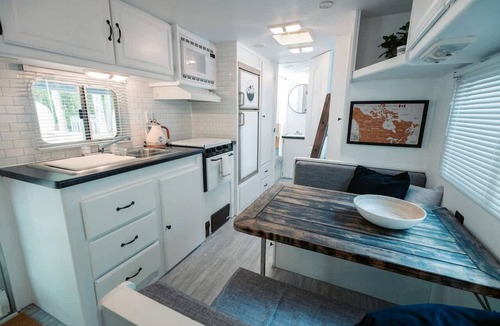 Miller Lake House | Renovated Vintage Glamping Caravan near the Grotto and Lions Head Park, Ontario