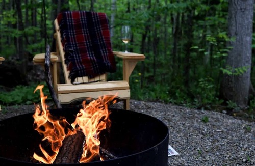 Miller Lake House | Renovated Vintage Glamping Caravan near the Grotto and Lions Head Park, Ontario