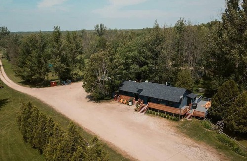 Miller Lake House | Renovated Vintage Glamping Caravan near the Grotto and Lions Head Park, Ontario