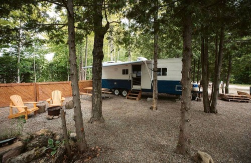 Miller Lake House | Renovated Vintage Glamping Caravan near the Grotto and Lions Head Park, Ontario