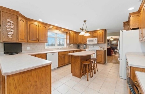 Digby House | RESIDENCE@151n3-bedroom home in captivating Digby Town, WiFi, AC, Streaming.